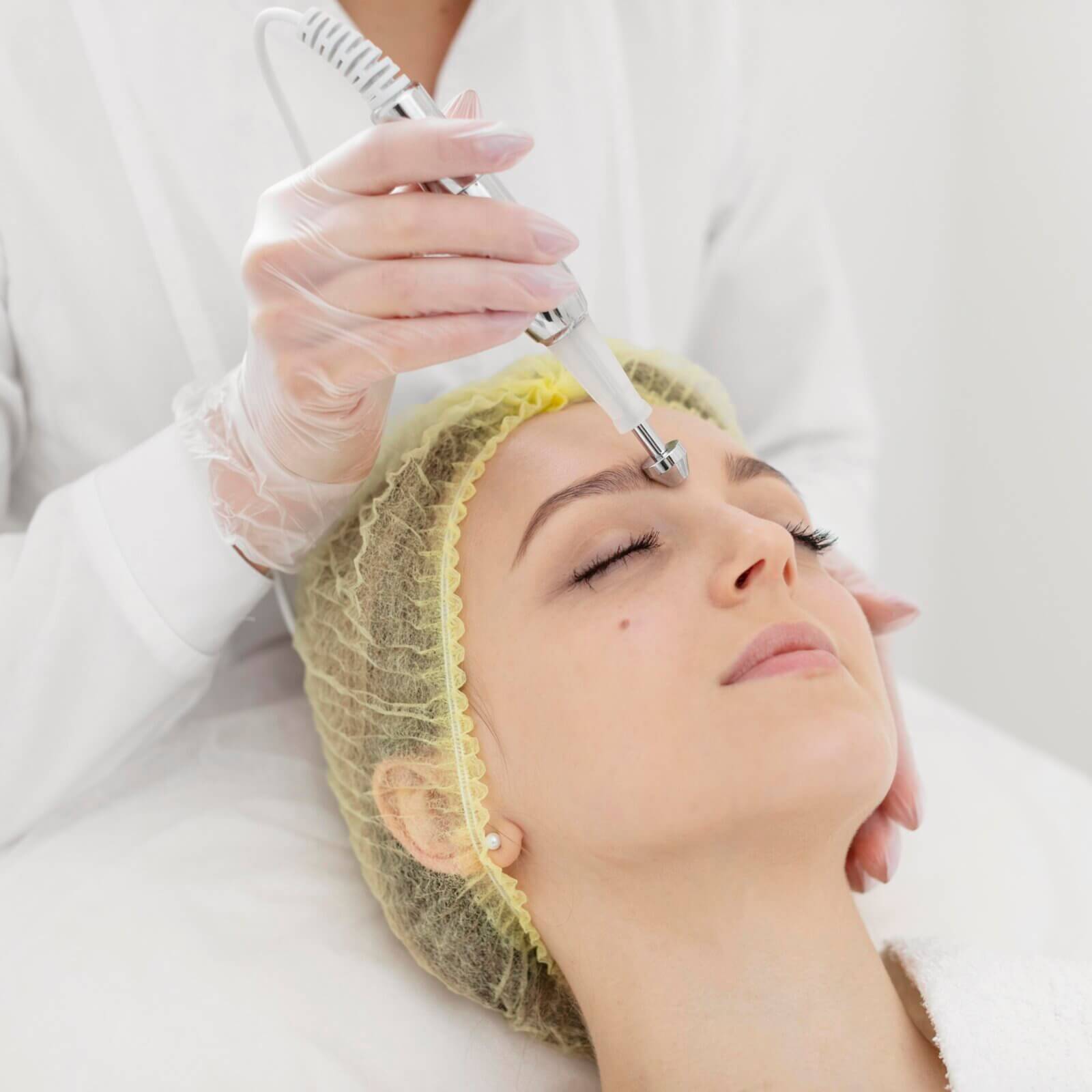 Woman receiving filler treatment at a beauty clinic, representing the rise in aesthetic procedures globally