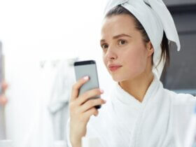 Smart skincare is bringing AI, home devices and boosters into daily routines, so read about its efficiency and everything you need to know.