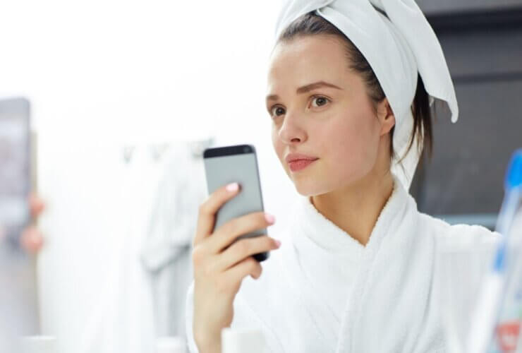 Smart skincare is bringing AI, home devices and boosters into daily routines, so read about its efficiency and everything you need to know.